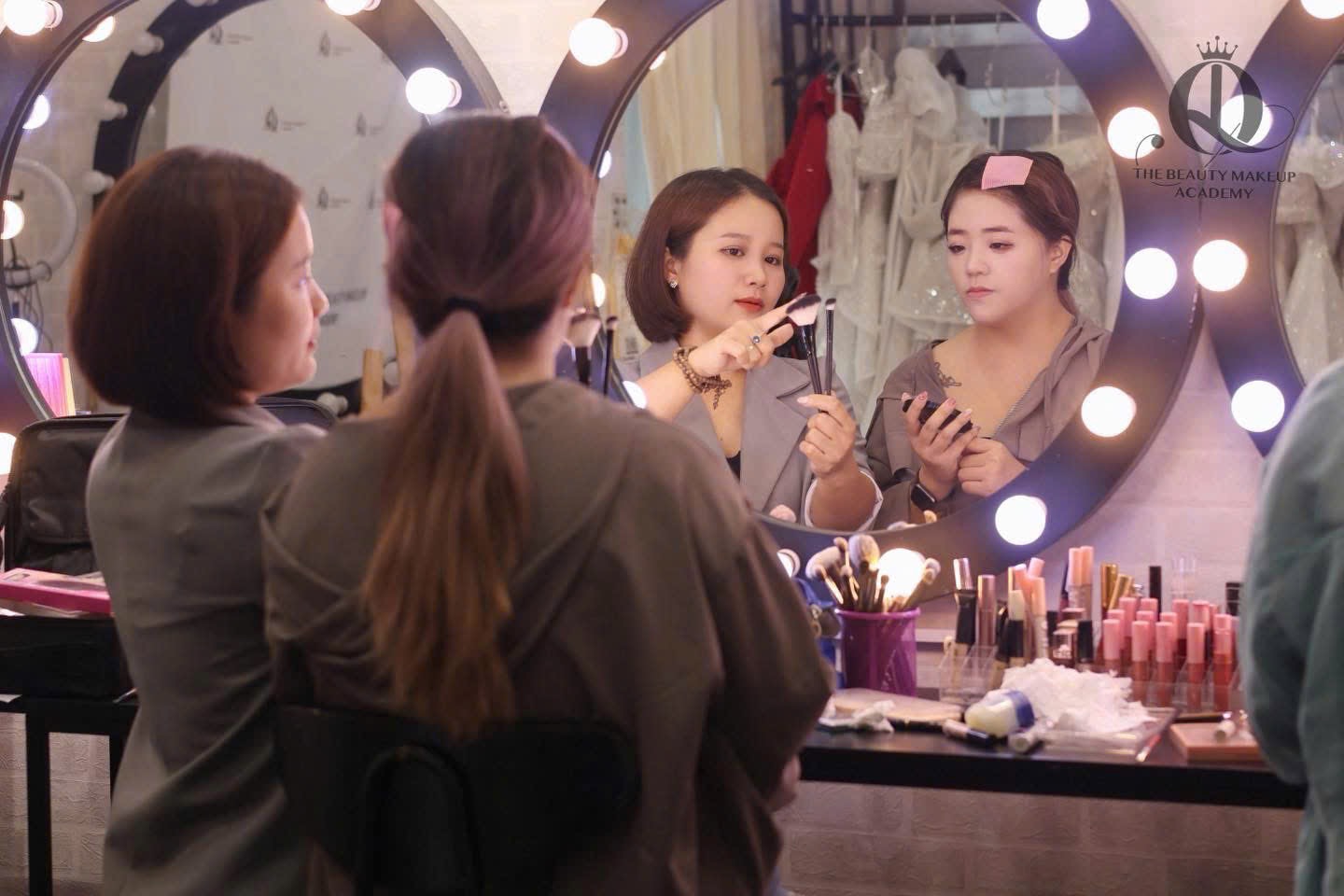 Học viên thực hành Makeup